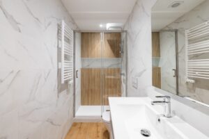 baño interior con ducha reformado parqué madera