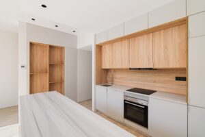 cocina moderna interior con isla muebles madera